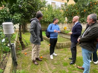 Florentino Santos (2º dcha.) y Diego Copé (izda.), en la visita al IES Galileo Galilei de Córdoba.