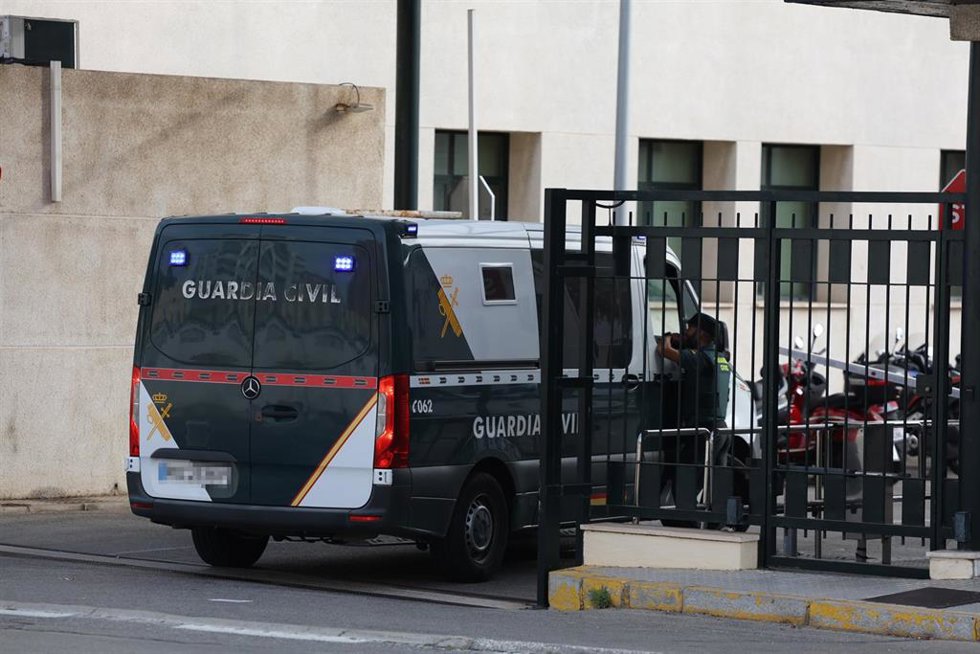 Archivo - Un furgón de la guardia civil llega a la comandancia de Cádiz donde se encuentra eldetenido por la muerte de dos guardias civiles en el puerto de Barbate. A 19 de septiembre de 2024, en Cádiz, Andalucía (España). ARCHIVO.