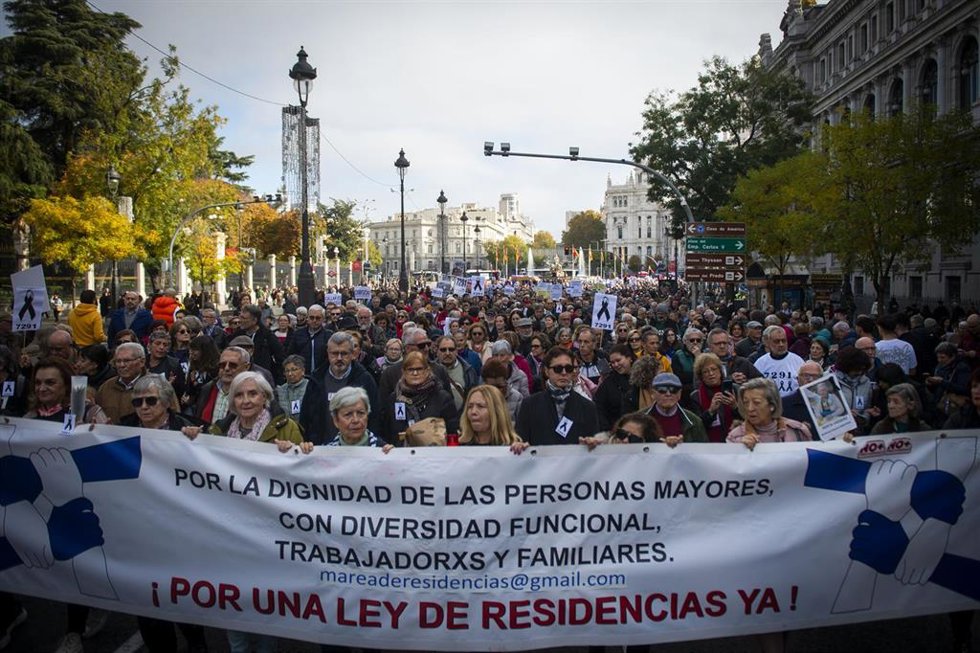Archivo - Cientos de personas durante una manifestación de Marea de Residencias, a 23 de noviembre de 2024, en Madrid (España). 