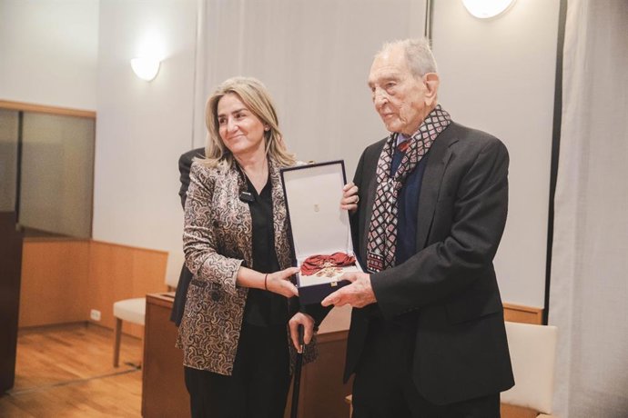 El historiador Nicolás Sánchez-Albornoz recibe la Gran Cruz de la Orden de Alfonso X El Sabio