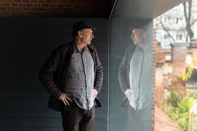 El cineasta José Luis Guerín posa para Europa Press, a 10 de febrero de 2026, en Madrid (España). Guerin cuante con una larga trayectoria profesional que le ha valido el reconocimiento por su estilo poético y reflexivo. Con su largometraje ‘En construcció