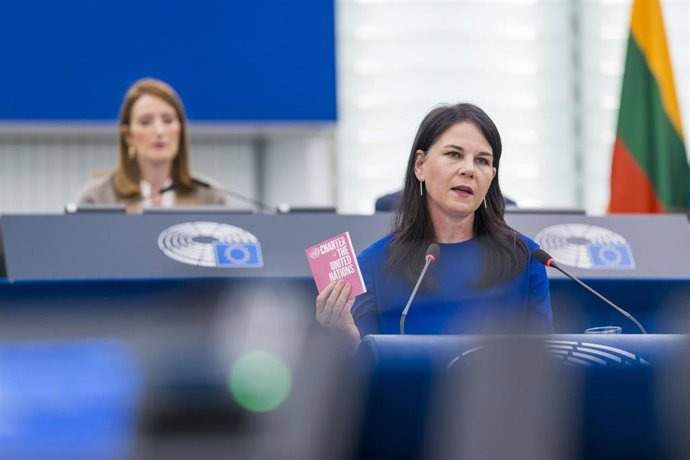 La presidenta de la Asamblea General de la ONU, Annalena Baerbock, se dirige al Parlamento Europeo en su sede de Estrasburgo (Francia).