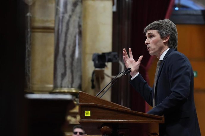 El diputado de Junts, Salvador Vergés, durante un pleno en el Parlament de Cataluña, a 10 de febrero de 2026, en Barcelona, Cataluña (España). El Parlament acoge el debate general sobre la crisis del ascensor social, el progreso económico y el estado del 