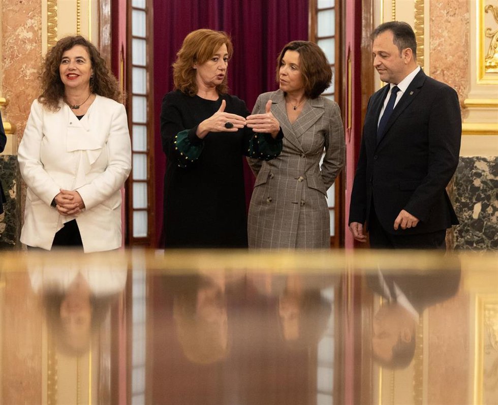 La presidenta del Congreso, Francina Armengol (2i), recibe a la delegación del parlamento balear, en el Congreso de los Diputados, a 10 de febrero de 2026, en Madrid (España).