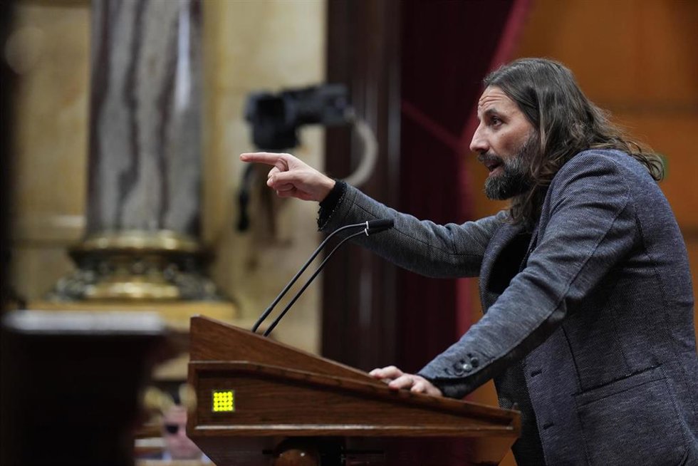 El diputado de ERC, Jordi Albert, durante un pleno en el Parlament de Cataluña, a 10 de febrero de 2026, en Barcelona, Cataluña (España). El Parlament acoge el debate general sobre la crisis del ascensor social, el progreso económico y el estado del bie