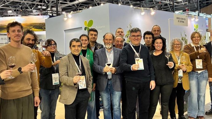 El conseller de Agricultura, Pesca y Medio Natural, Joan Simonet, (centro) junto a varios bodegueros baleares en la 'París Wine Week' de 2026.