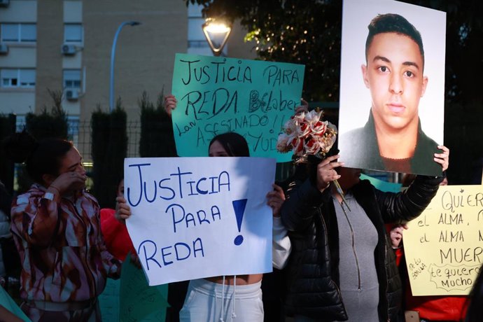 Archivo - Concentración convocada por la asociación vecinal Las Praderas y la plataforma vecinal Santa Clara en protesta por la inseguridad, a 6 de marzo de 2024 en Sevilla (Andalucía, España). 