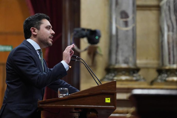 El diputado del PP, Hugo Manchón, durante un pleno en el Parlament de Catalunya, a 10 de febrero de 2026