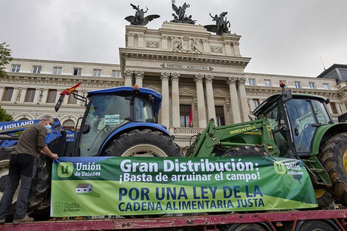 Archivo - Dos tractores sobre el remolque de un camión, durante una concentración para que las ayudas a la Política Agrícola Común (PAC) tengan por destinatarios a los profesionales del campo, a 15 de septiembre de 2021, en Madrid (España). La Unión de Ca