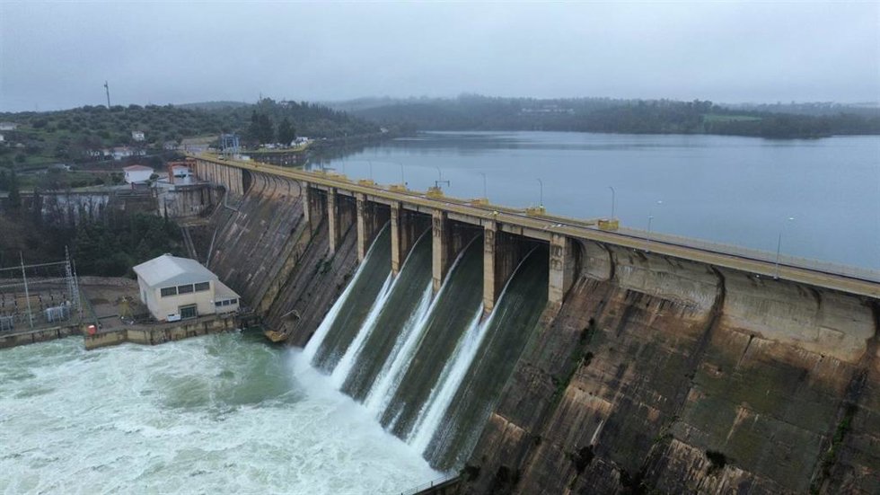 Embalse de La Serena desembalsando.