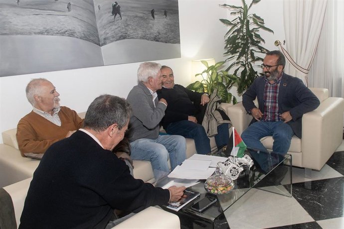 El presidente de la Diputación de Cáceres, Miguel Ángel Morales, se reúne con miembros de la Asociación Amigos del Castillo de Coria