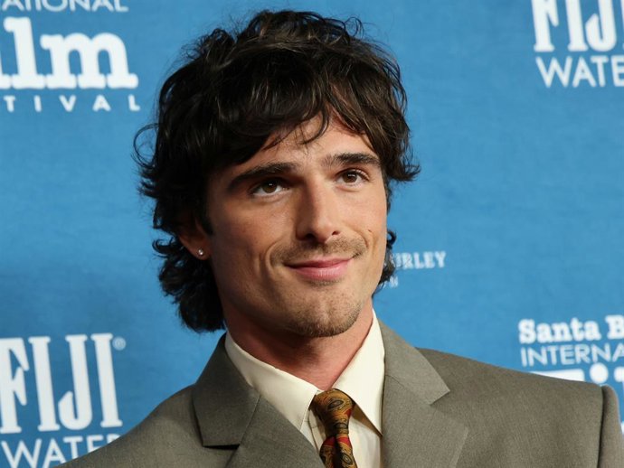 Jacob Elordi (Frankenstein) is the anthesis of monstrous on the Red Carpet before receiving a Virtuosos Award