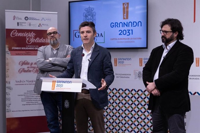 El edil de Cultura, Jorge Saavedra, interviene en la presentación del concierto a favor del Fondo Ave María