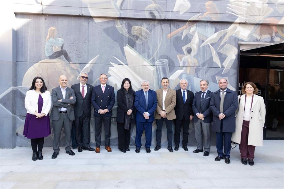 Los cónsules que han participado en la jornada, acompañados por Eduardo Mirpuri, vicerrector de Relaciones Internacionales, y Noor Alchikh, directora de Relaciones Internacionales de UIC Barcelona.