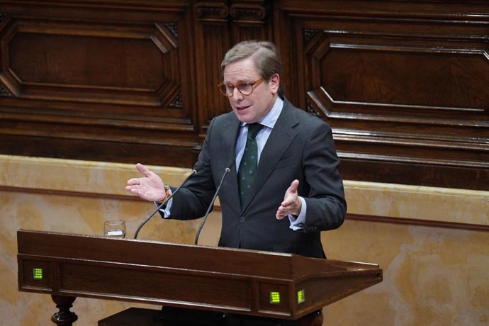 El diputado de Vox, Joan Garriga, durante un pleno en el Parlament de Cataluña, a 10 de febrero de 2026, en Barcelona, Cataluña (España). 