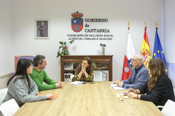 La consejerea de Inclusion Social, Juventud, Familias e Igualdasd, Begoña Gómez del Río, se reúne con CanEla