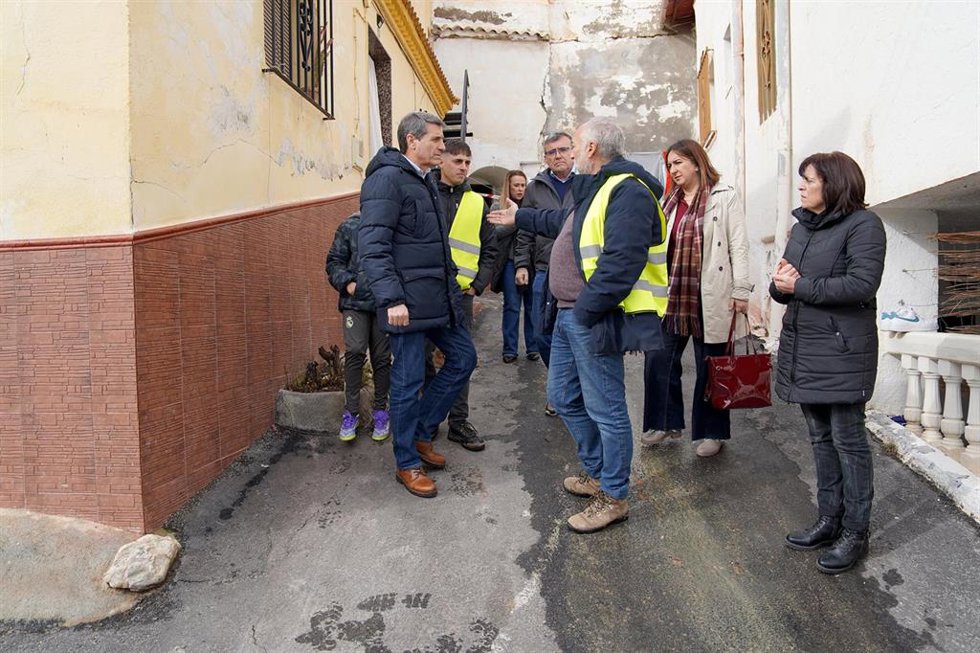 Archivo - El delegado del Gobierno en Andalucía, Pedro Fernández, en una visita reciente a Marchal (Granada)