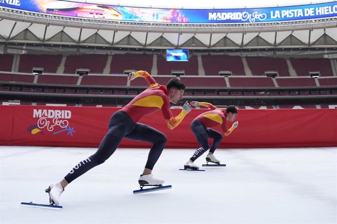 Archivo - Nil Llop y Daniel Milagros patinan en la pista de hielo colocada en el Riyadh Air Metropolitano de Madrid
