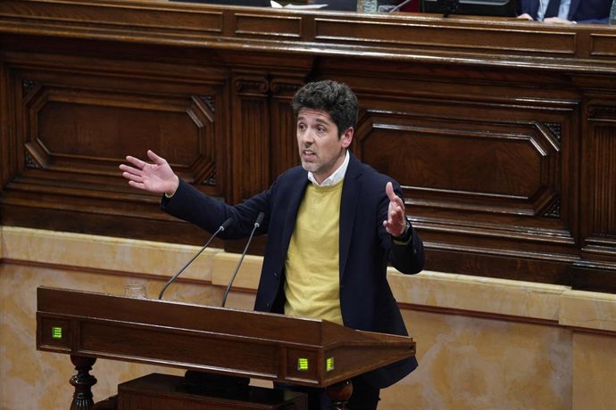 El diputado de Comuns, David Cid, durante un pleno en el Parlament de Cataluña, a 10 de febrero de 2026, en Barcelona, Cataluña (España). El Parlament acoge el debate general sobre la crisis del ascensor social, el progreso económico y el estado del biene