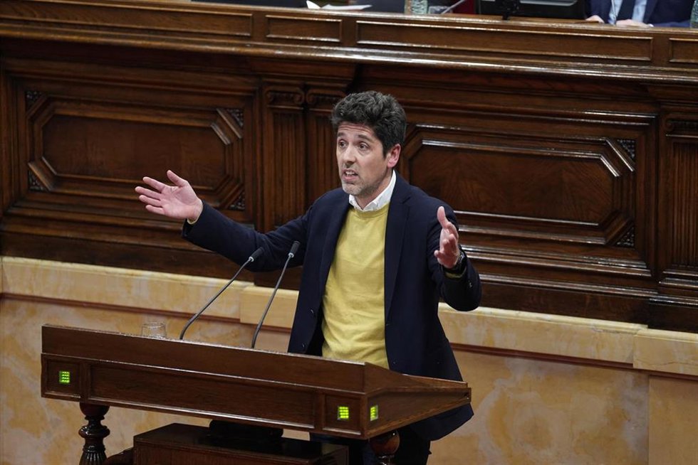 El diputado de Comuns, David Cid, durante un pleno en el Parlament de Cataluña, a 10 de febrero de 2026, en Barcelona, Cataluña (España). El Parlament acoge el debate general sobre la crisis del ascensor social, el progreso económico y el estado del bie