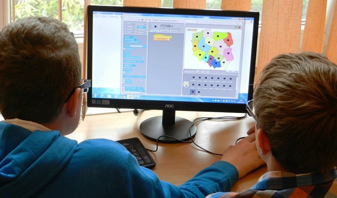 Archivo - Dos niños estudian en casa por medio de un ordenador