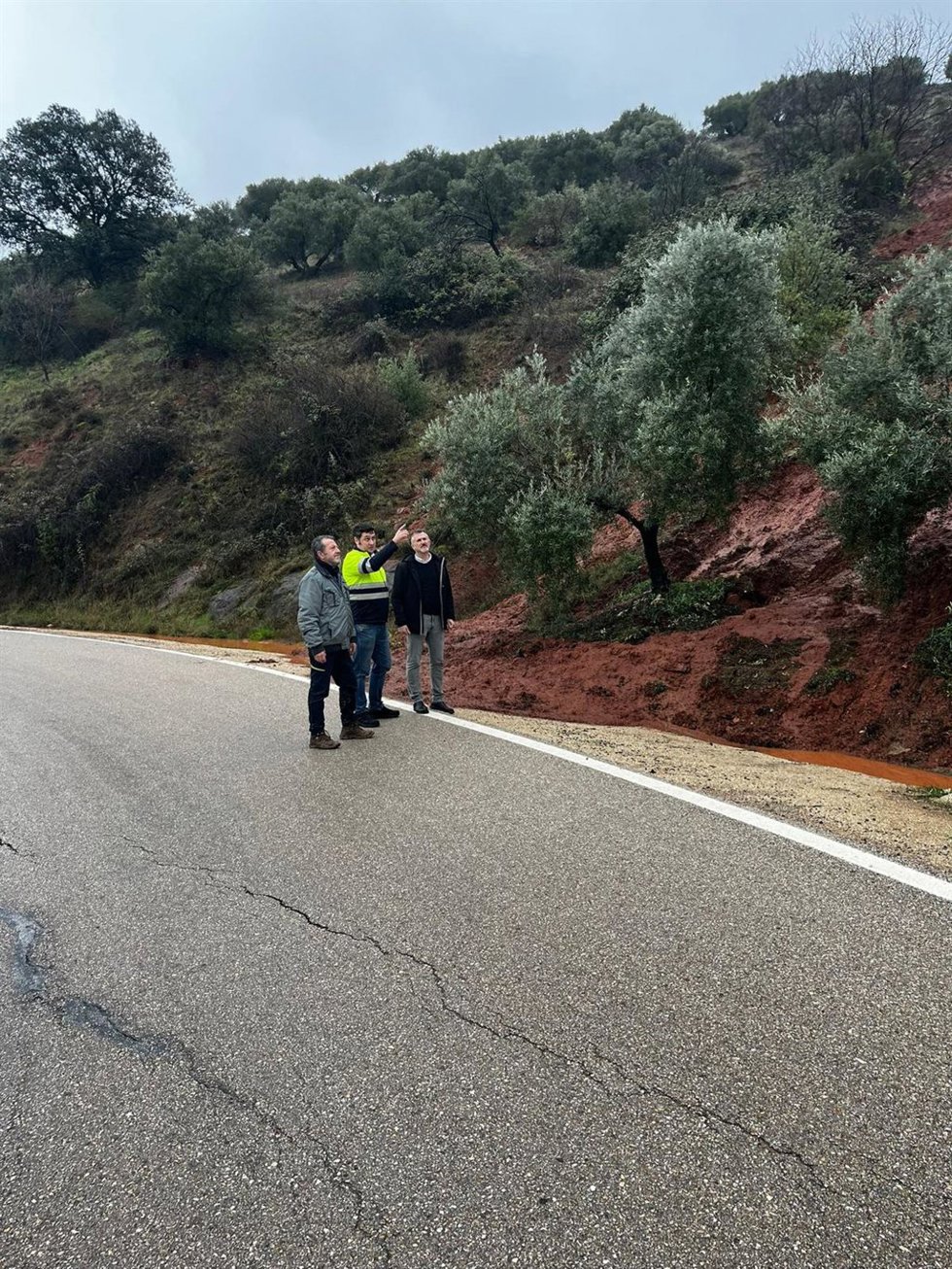 Visita a una de las carreteras afectadas.