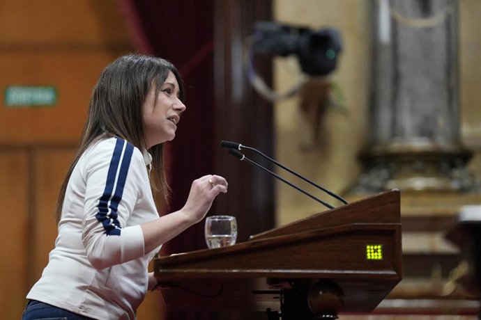 La diputada de la CUP, Laure Vega, durante un pleno en el Parlament de Cataluña, a 10 de febrero de 2026, en Barcelona, Cataluña (España). 