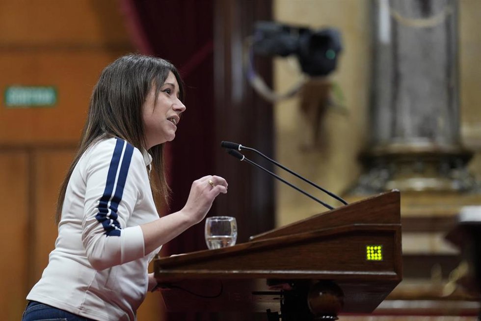 La diputada de la CUP, Laure Vega, durante un pleno en el Parlament de Cataluña, a 10 de febrero de 2026, en Barcelona, Cataluña (España).