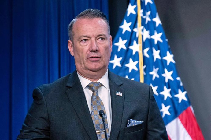 27 de janeiro de 2026: O diretor interino da Agência de Imigração e Alfândega dos Estados Unidos, Todd Lyons, fala durante uma coletiva de imprensa na sede da ICE em Washington, D.C., em maio de 2025.