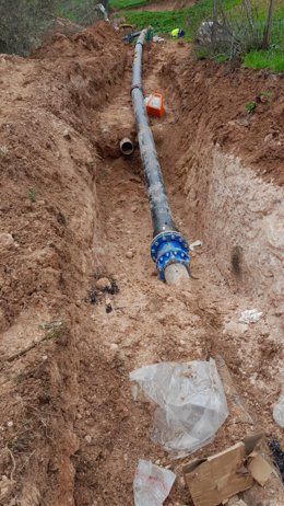 Aguas de los Verdiales continúa los trabajos de reparación de la red principal de alta, que ahora se están realizando de forma superficial con el objetivo de restablecer el servicio normal lo antes posible en Villanueva de la Concepción y Almogía.