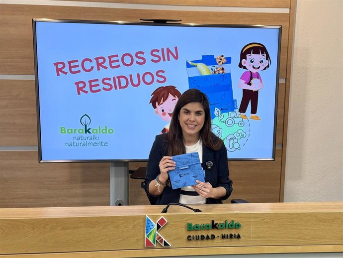 La concejal de Desarrollo Sostenible y Medio Natural del Ayuntamiento de Barakaldo, Alba Delgado, en la presentación de la campaña "Los recreos sin residuos".
