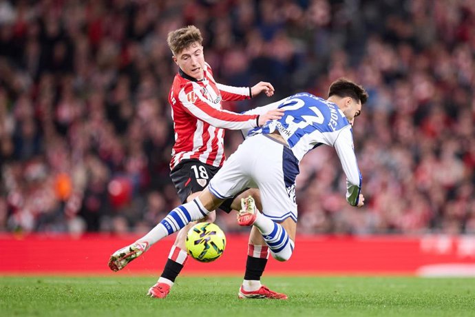 Mikel Jaureguizar (Athletic Club) y Brais Méndez (Real Sociedad) en el derbi vasco de Liga en San Mamés.