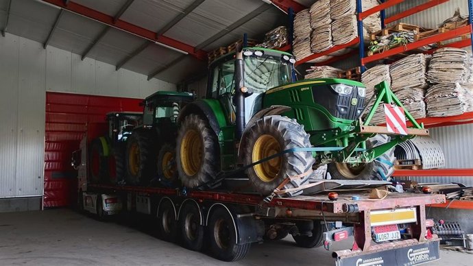 Ganaderos y agricultores cargan en góndolas los tractores para trasladarlos a Madrid