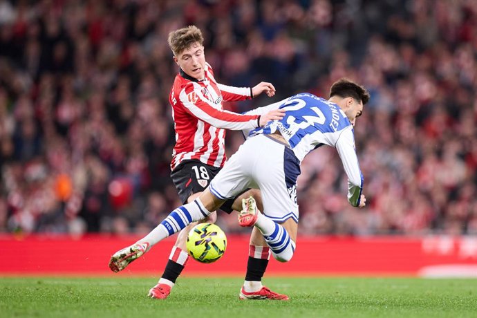 Mikel Jaureguizar of Athletic Club competes for the ball with Brais Mendez of Real Sociedad during the LaLiga EA Sports match between Athletic Club and Real Sociedad at San Mames on February 1, 2026, in Bilbao, Spain.