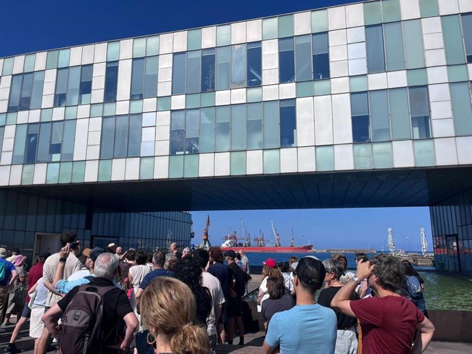 Visita guiada al puerto gijonés de El Musel.