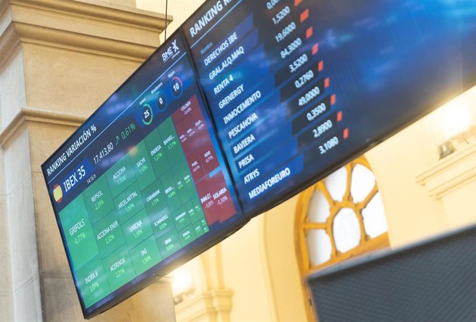 Archivo - Paneles informativos, en el Palacio de la Bolsa de Madrid, a 2 de enero de 2026, en Madrid (España). 