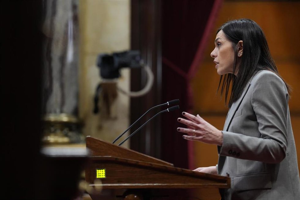 La diputada del PSC en el Parlament Elena Díaz interviene durante un pleno en el Parlament de Cataluña, a 10 de febrero de 2026, en Barcelona, Cataluña (España).