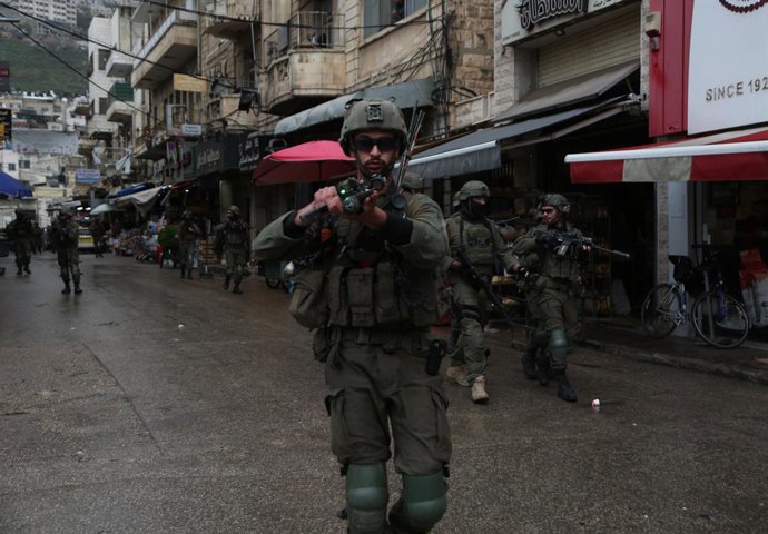 Archivo - Arquivo - 01 de janeiro de 2026, Territórios Palestinos, Nablus: Forças israelenses invadem lojas no mercado central e abrem fogo contra um prédio residencial, detendo vários palestinos na Cidade Velha de Nablus, na Cisjordânia. Foto: Mohammed N
