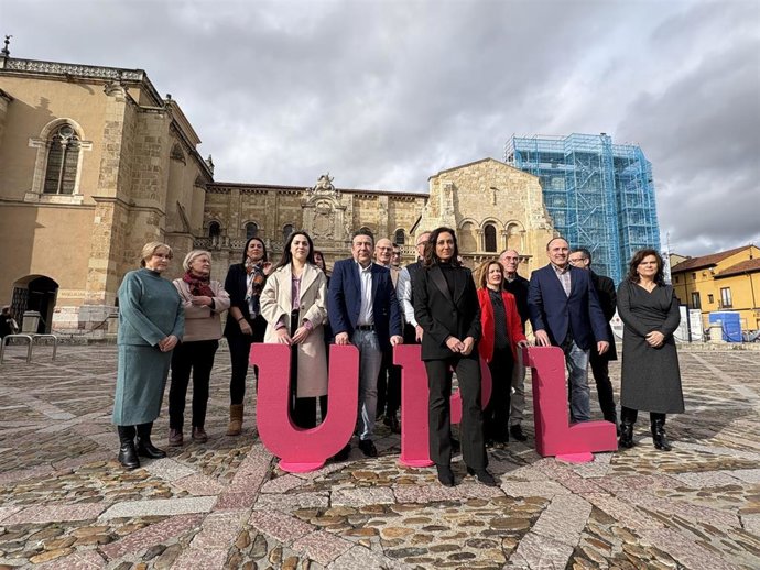 Integrantes de la candidatura de UPL a las Cortes de Castilla y León en la plaza de San Isidoro, en la capital leonesa.