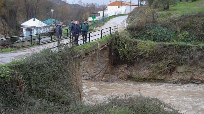 El delegado del Gobierno en Andalucía, Pedro Fernández, en el centro, junto con el alcalde de Quéntar, Francisco Martín