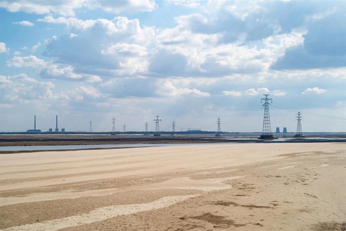 Archivo - Central nuclear de Enerhodar desde la orilla derecha del río Dniéper, cerca de Nikopol.