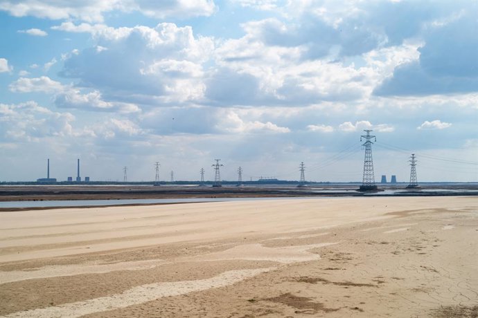 Archivo - July 3, 2023, Zaporijia, Zaporizia Region, Ukraine: The Zaporizhia - Enerhodar nuclear power plant from the right bank of the Dnieper near Nikopol, with the Kakhovka reservoir in the foreground, which has dried up since the destruction of the No