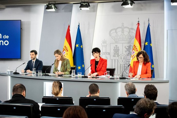 (i-d) O ministro dos Direitos Sociais, Consumo e Agenda 2030, Pablo Bustinduy, a vice-presidente do Governo e ministra para a Transição Ecológica e o Desafio Demográfico, Sara Aagesen, a ministra da Inclusão, Segurança Social e Migrações e porta-voz do