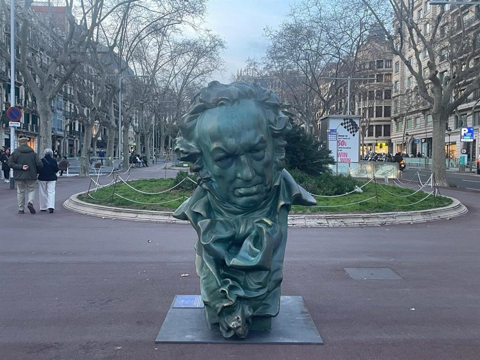 Una escultura gigante del 'Goya' en los Jardinets de Grcia de Barcelona.