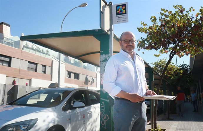Archivo - El teniente de alcalde delegado de Inclusión y Accesibilidad del Ayuntamiento de Córdoba, Bernardo Jordano, en una parada de taxis con el sistema de códigos Navilens.