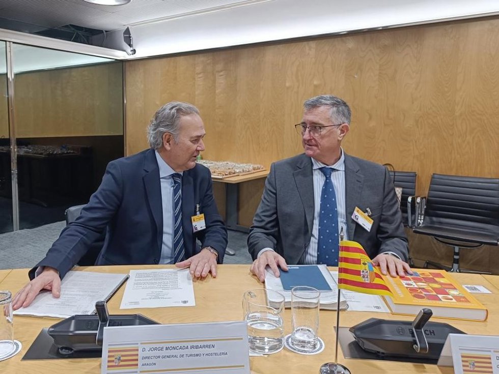 El director general de Turismo del Gobierno de Aragón, Jorge Moncada, y el consejero de Medio Ambiente y Turismo en funciones, Manuel Blasco.