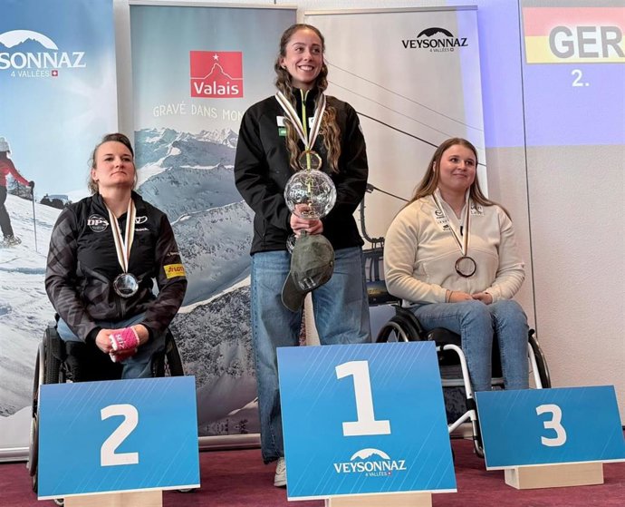 La española Audrey Pascual posa con su Globo de Cristal de Gigante de la Copa del Mundo 25-26