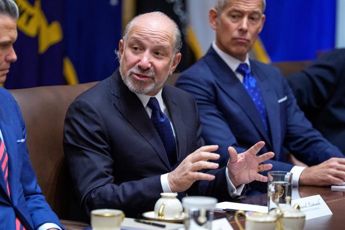 29 de janeiro de 2026, Washington, Distrito de Columbia, EUA: O Secretário de Comércio dos Estados Unidos, Howard Lutnick, durante uma reunião do gabinete na Sala do Gabinete da Casa Branca, em Washington, DC, EUA, na quinta-feira, 29 de janeiro de 2026.