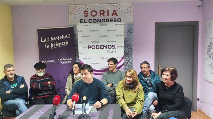 En el centro, Mario Calonge presenta la lista de Podemos-Alianza Verde por Soria a las elecciones a Castilla y León.
