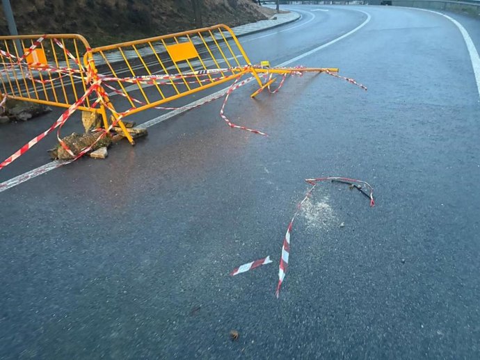 Estado en que quedaron las vallas tras ser vandalizadas
